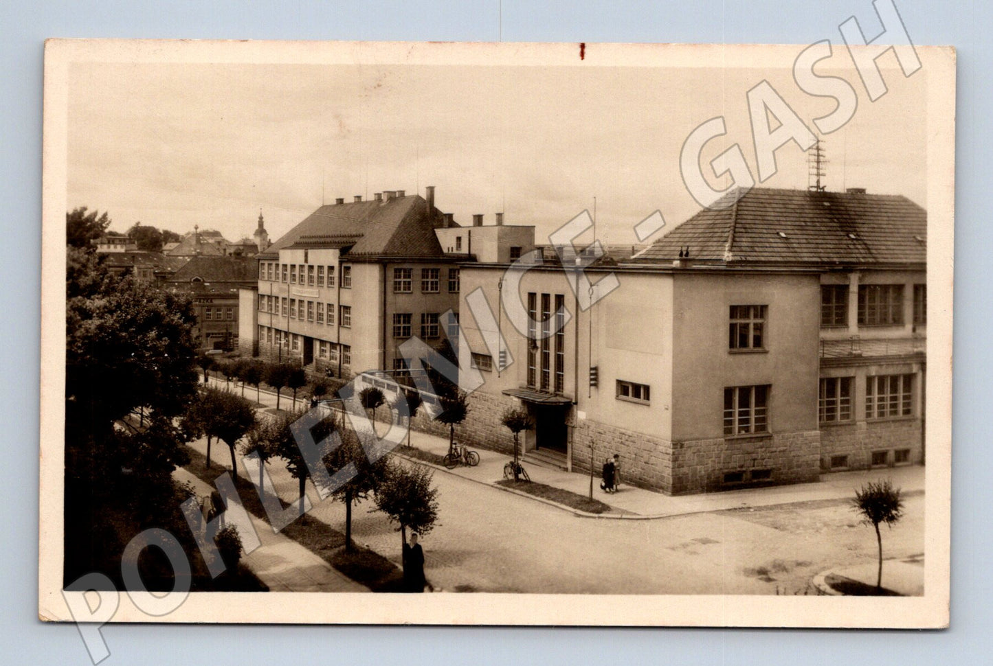 Pohlednice Hlinsko škola odeslaná 1953 malý formát (M12902)