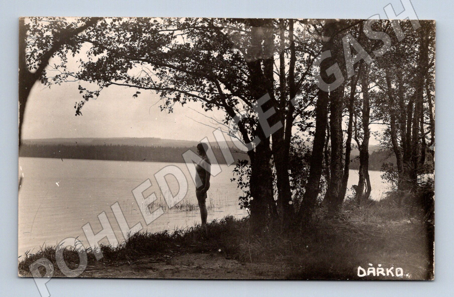 Pohlednice Starý čb dárek – postava u jezera (M13083)