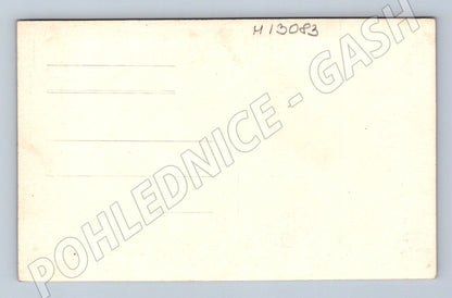 Pohlednice Starý čb dárek – postava u jezera (M13083)