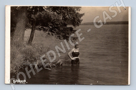 Pohlednice žena u jezera (M13084)