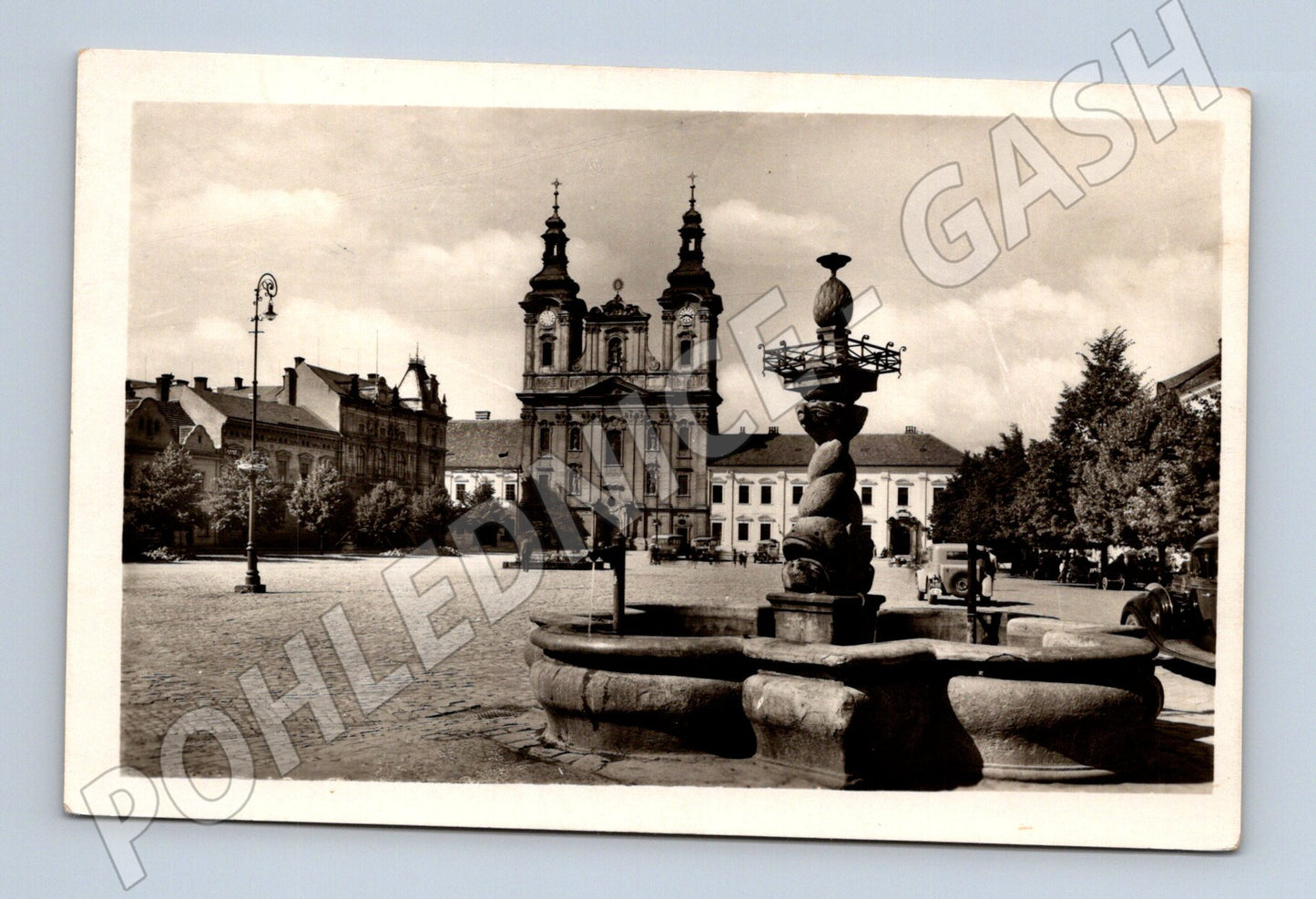 Pohlednice Uherské Hradiště náměstí s kašnou (M13112)