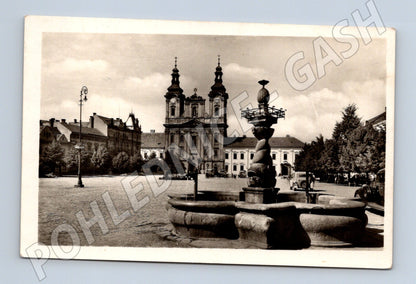 Pohlednice Uherské Hradiště náměstí s kašnou (M13112)