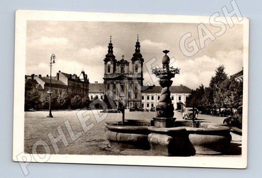 Pohlednice Uherské Hradiště náměstí s kašnou (M13112)