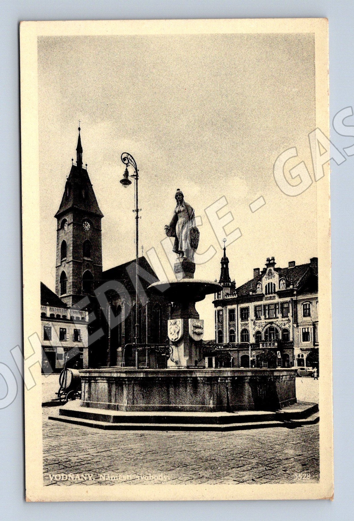 Pohlednice náměstí s kašnou historická ČR do 1950 (M13245)