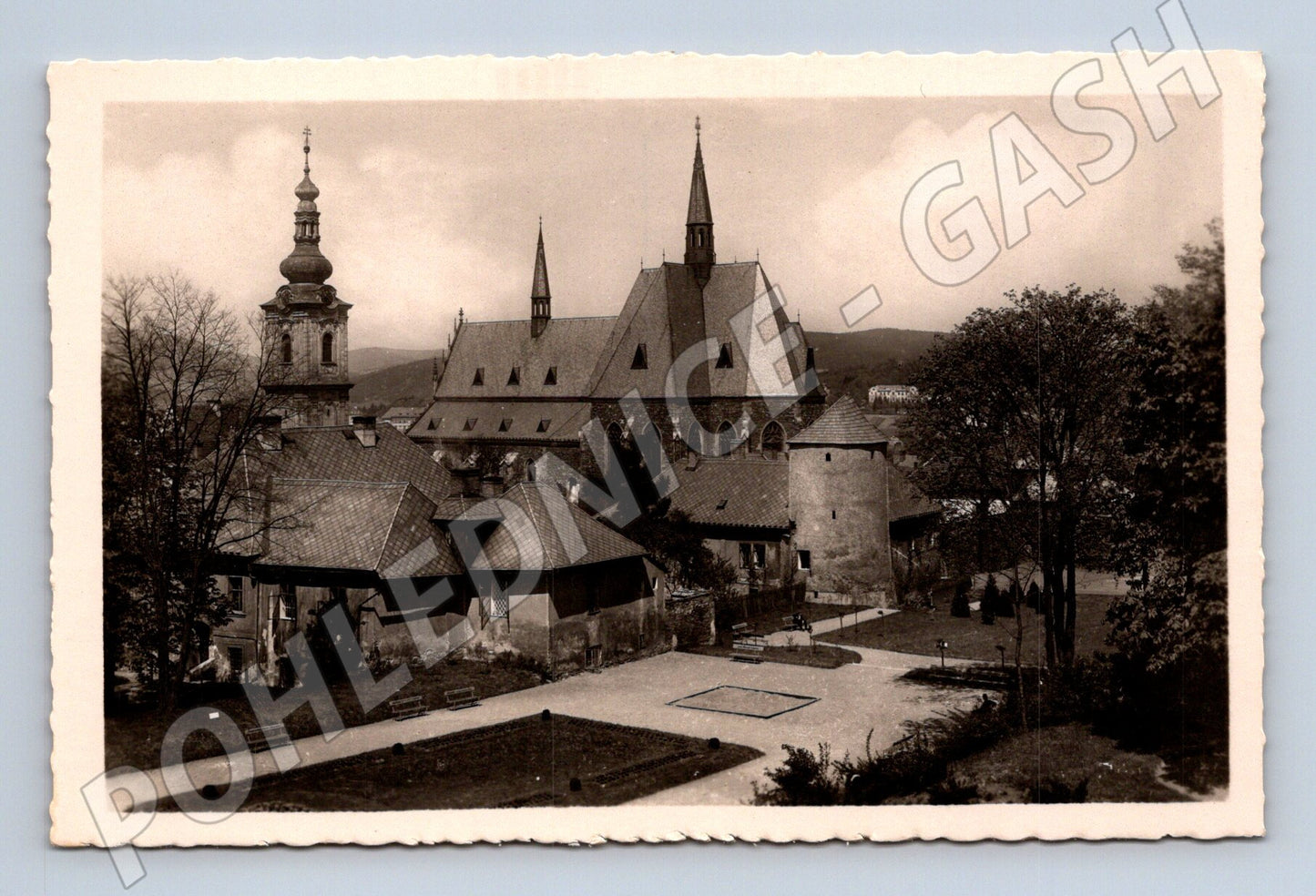 Pohlednice Klatovy historická hradby a kostel (M13261)