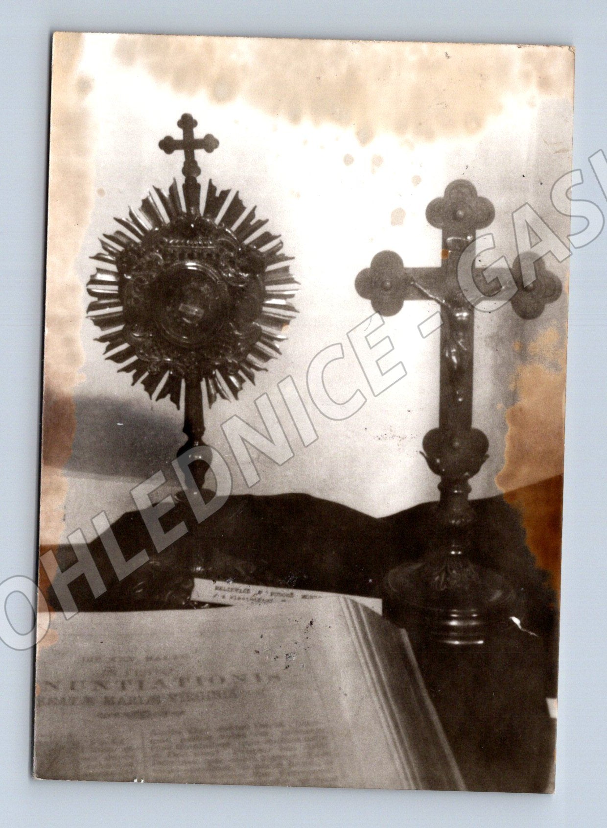 Pohlednice Oltář, kříž a monstrance (M14138)