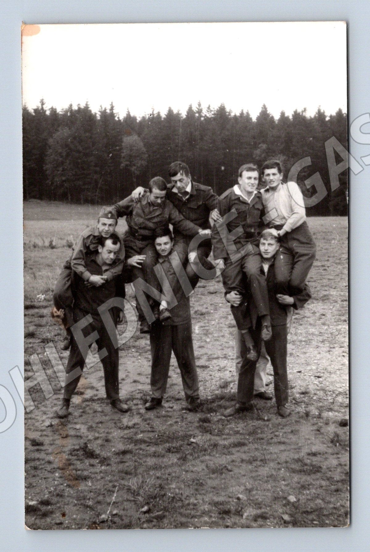 Pohlednice skupina mužů v uniformách – dobové foto (M14230)