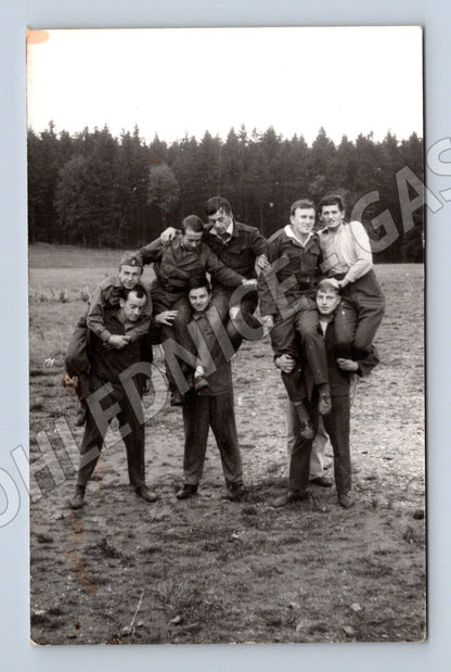 Pohlednice skupina mužů v uniformách – dobové foto (M14230)