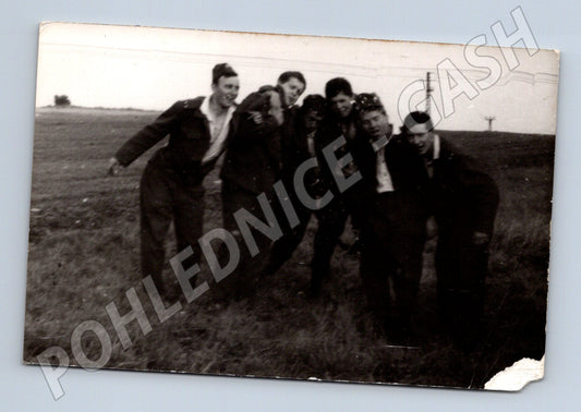 Pohlednice skupina mužů na louce – černobílá (M14237)