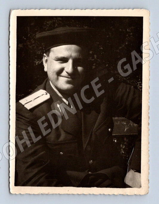 Pohlednice portrét muže v uniformě – černobílá (M14241)