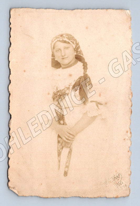 Pohlednice dívka v kroji etnografie (M14272)