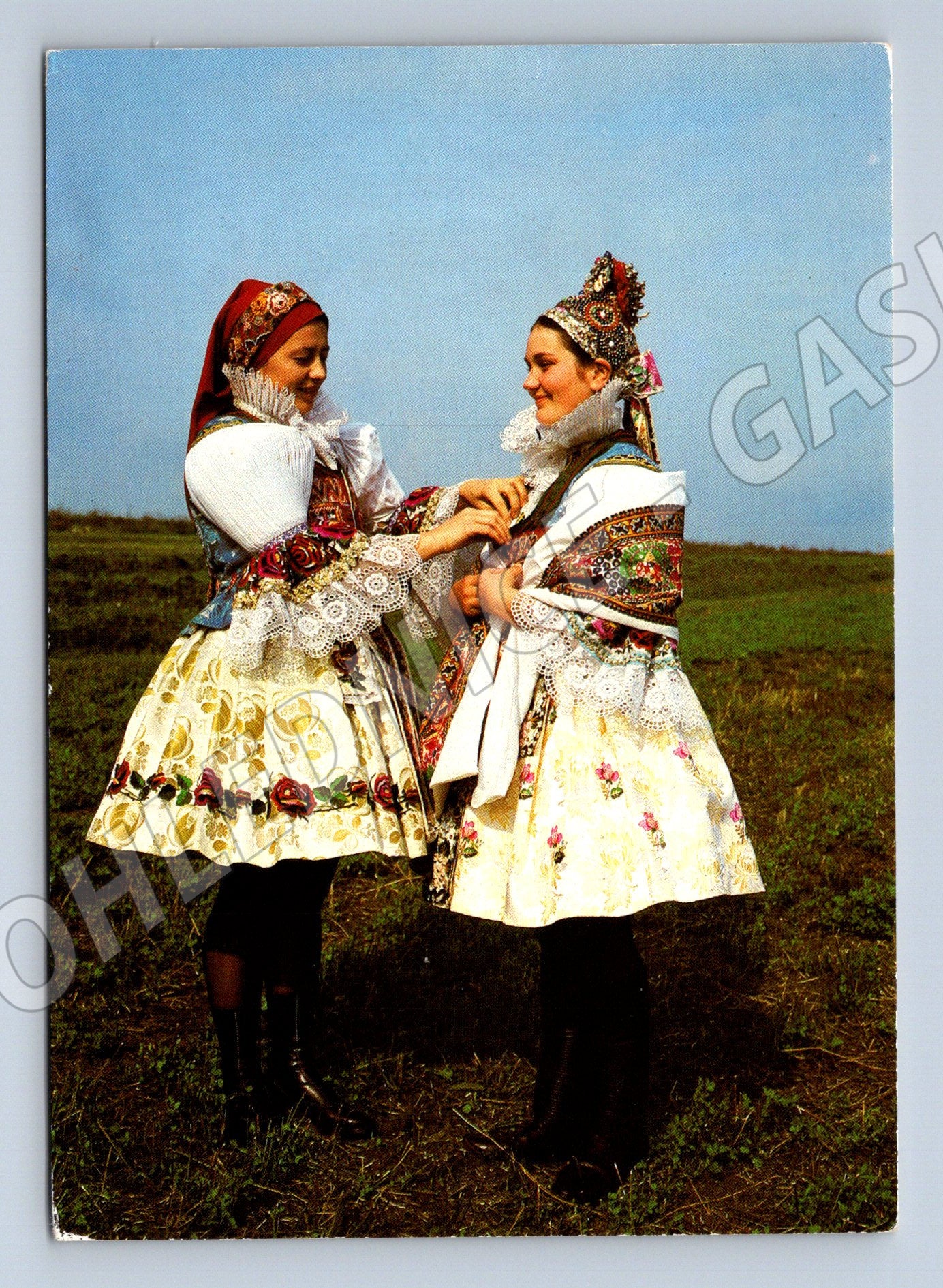 Pohlednice Děvče a nevěsta v kroji Slovácko, 1979 (M14291)