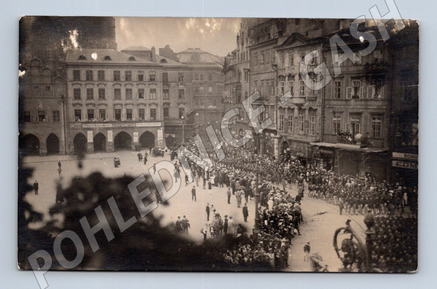 Pohlednice Historická Praha Průvod na náměstí (M14343)