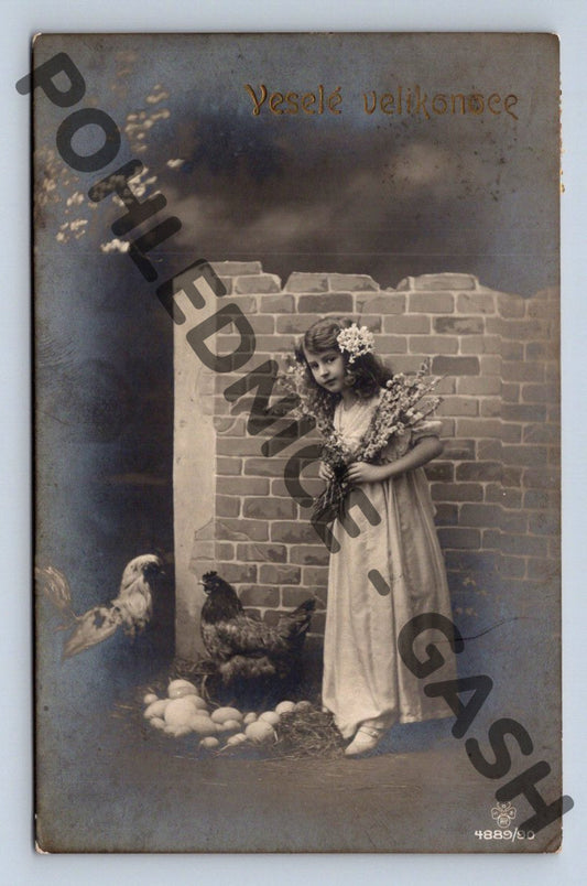 Pohlednice Velikonoční dívka a slepice 1915 Rakousko Uhersko (M1436)