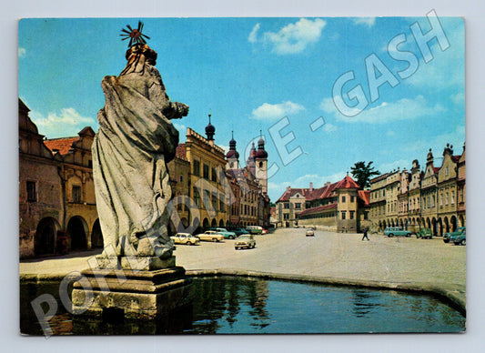 Pohlednice Telč náměstí Míru socha a domy (M14924)