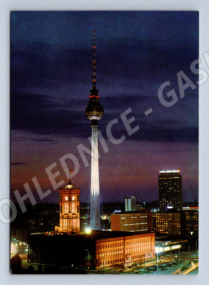 Pohlednice Berlín DDR televizní věž noční záběr (M16391)