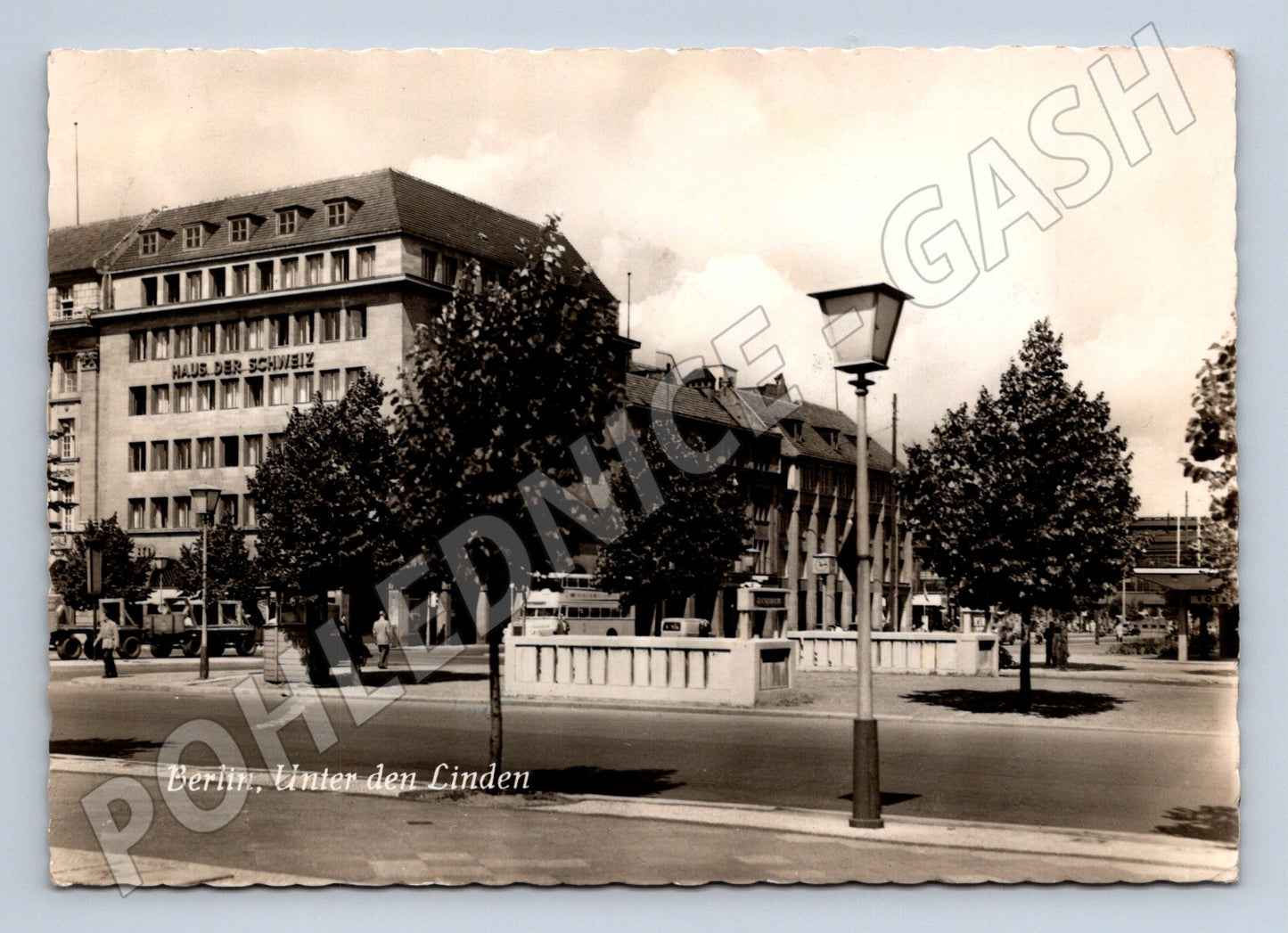 Pohlednice Berlín Unter den Linden DDR Haus der Schweiz (M16485)