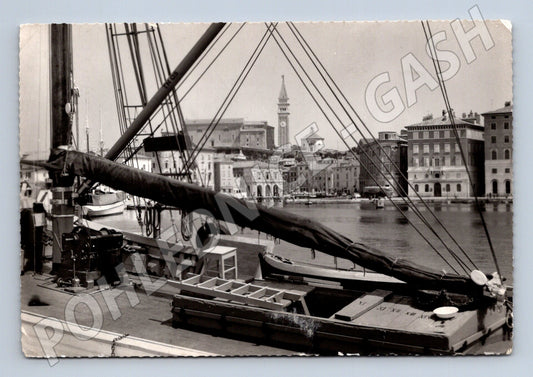 Pohlednice Piran přístav loď historické centrum čb (M17389)
