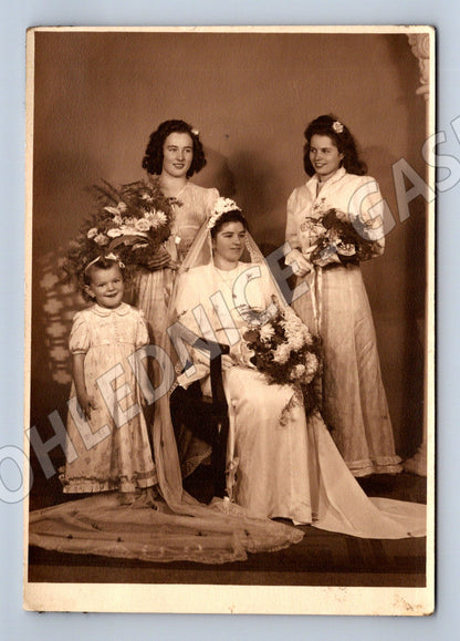 Pohlednice slavnostní portrét žen květiny retro čb (M18333)