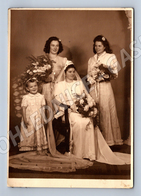 Pohlednice slavnostní portrét žen květiny retro čb (M18333)