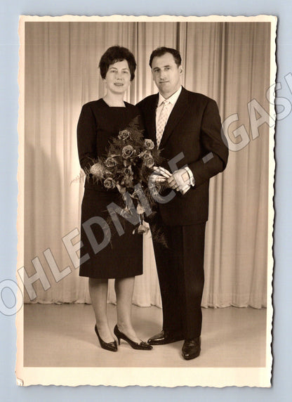 Pohlednice portrét muž a žena s kyticí (M18336)