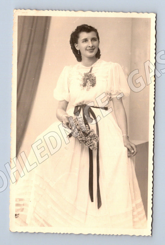 Pohlednice mladá žena s kyticí cca 1950 (M18342)