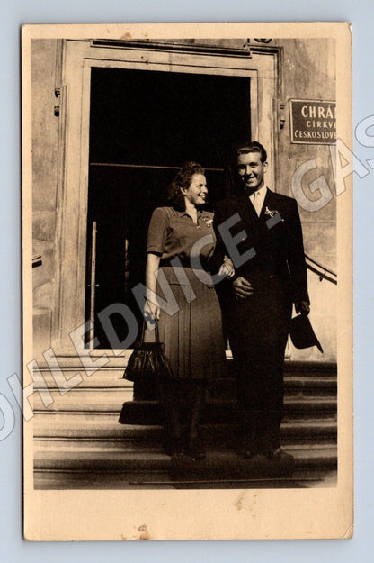Pohlednice dvojice před kostelem CČS (M18353)