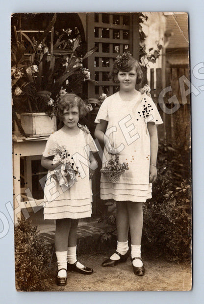 Pohlednice dvě dívky s květinami 1920 30 (M18354)