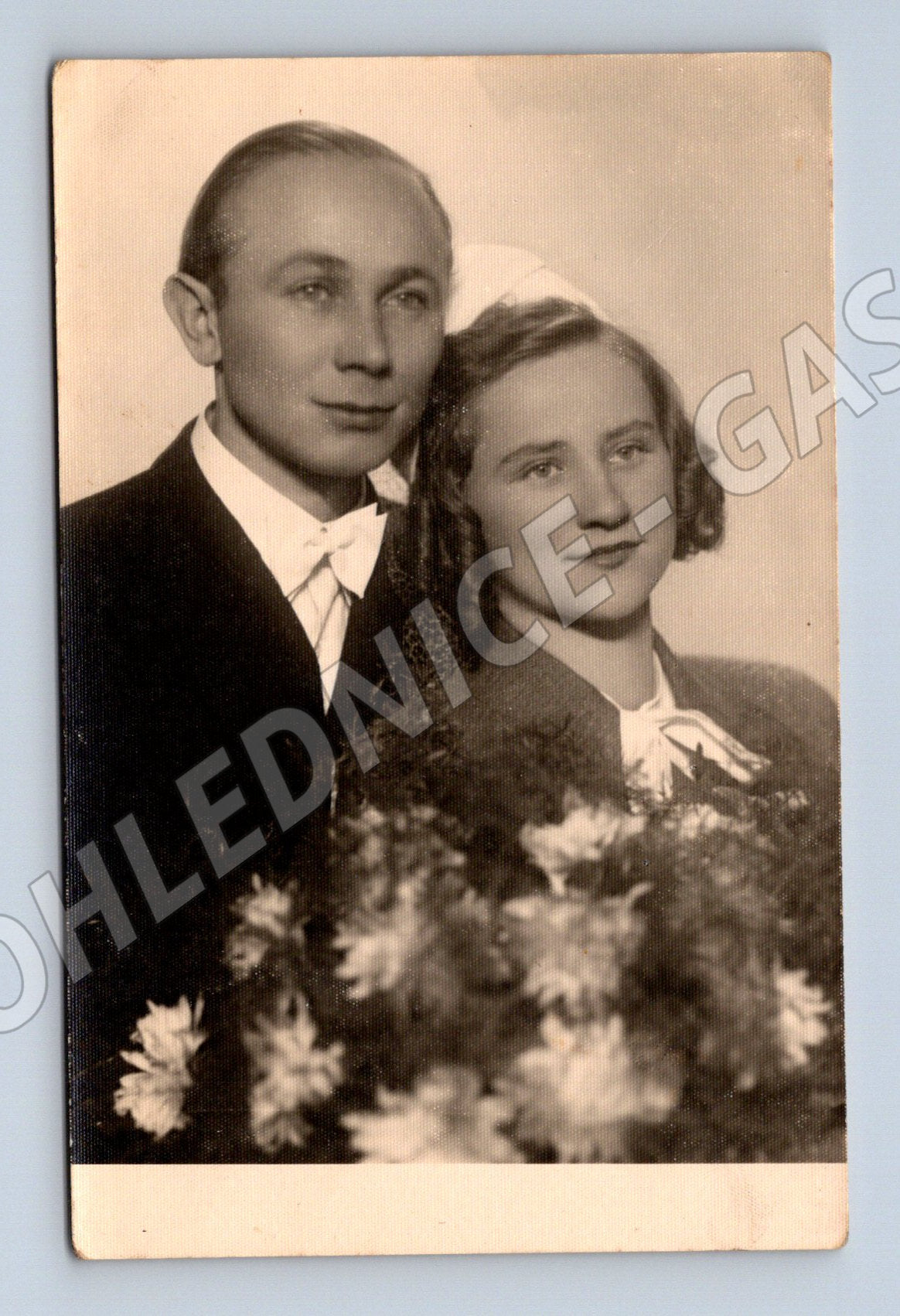 Pohlednice portrét mladý pár čb (M18355)