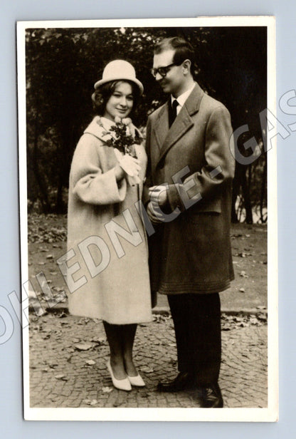 Pohlednice pár v parku dobová móda (M18358)