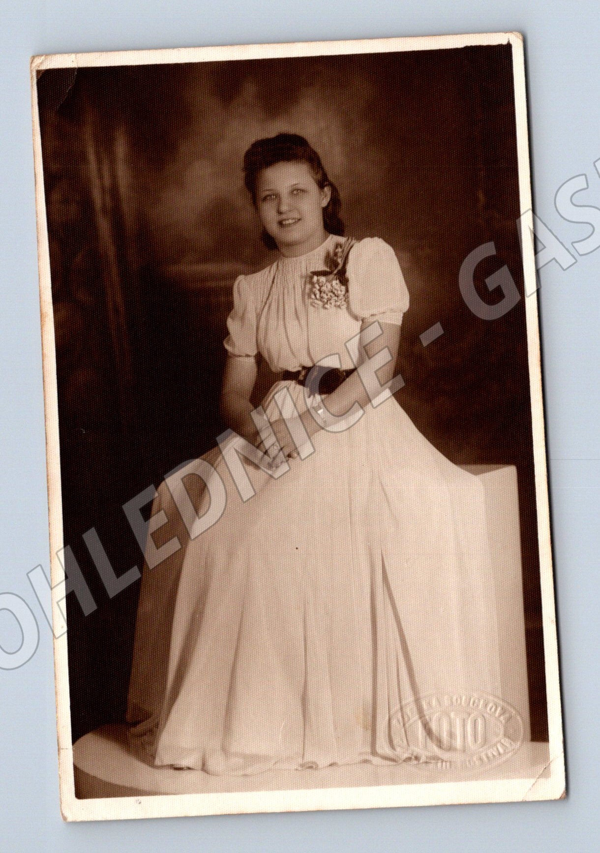 Pohlednice ateliér portrét mladá žena (M18362)