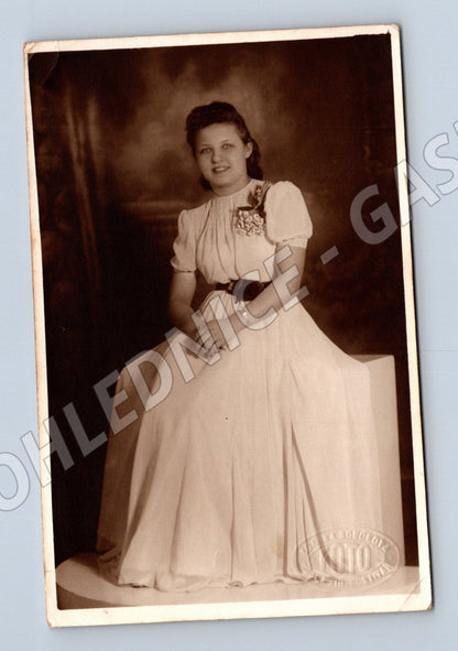 Pohlednice ateliér portrét mladá žena (M18362)