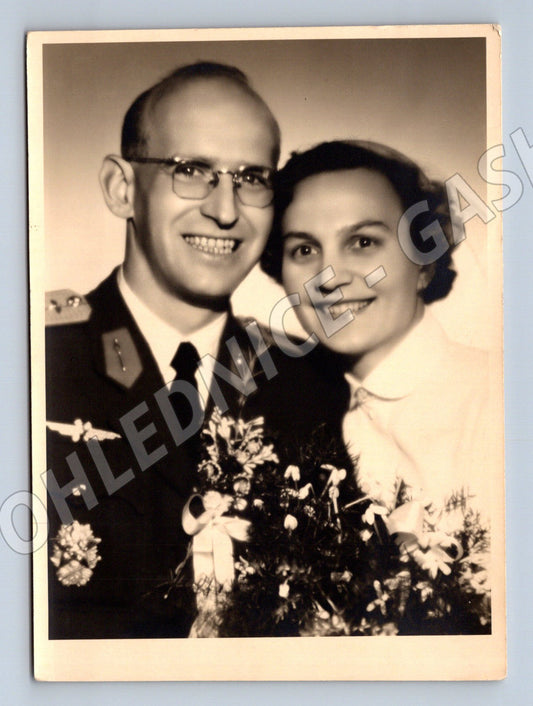 Pohlednice ženich v uniformě nevěsta (M18376)