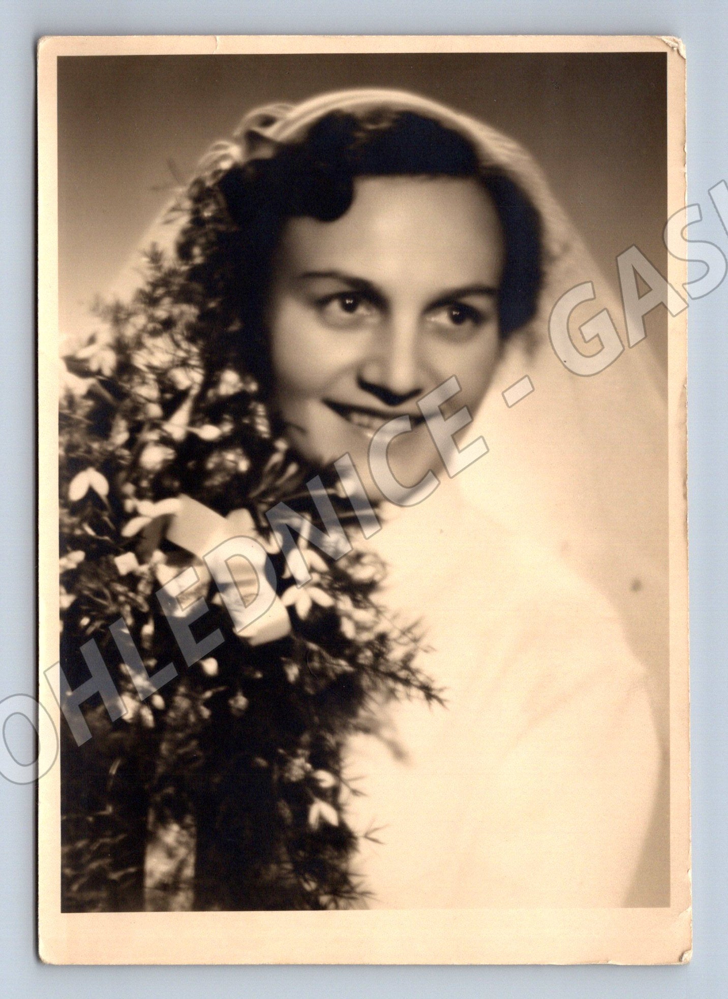 Pohlednice svatební portrét dívky čb (M18377)