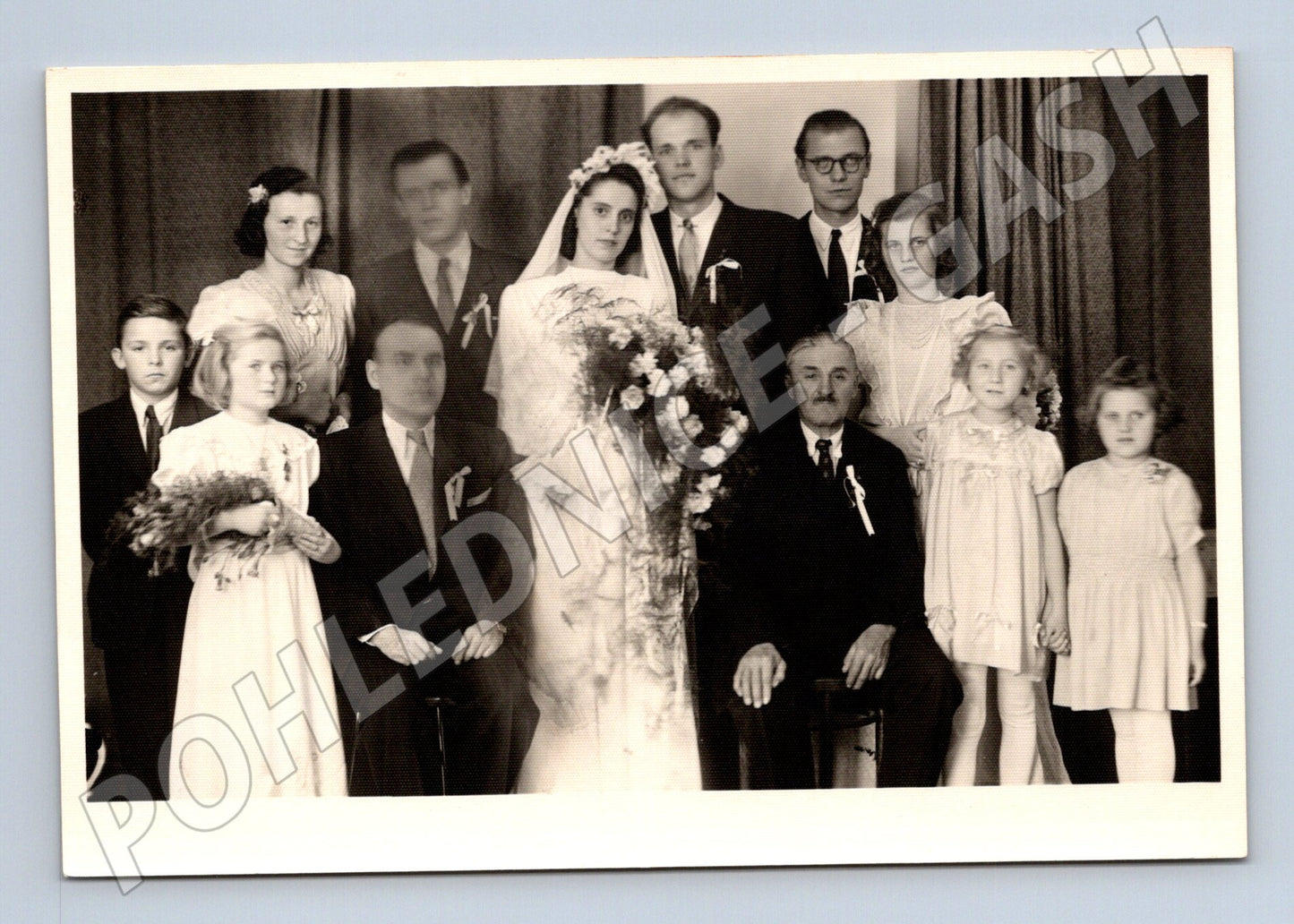 Pohlednice svatební skupina čb (M18380)
