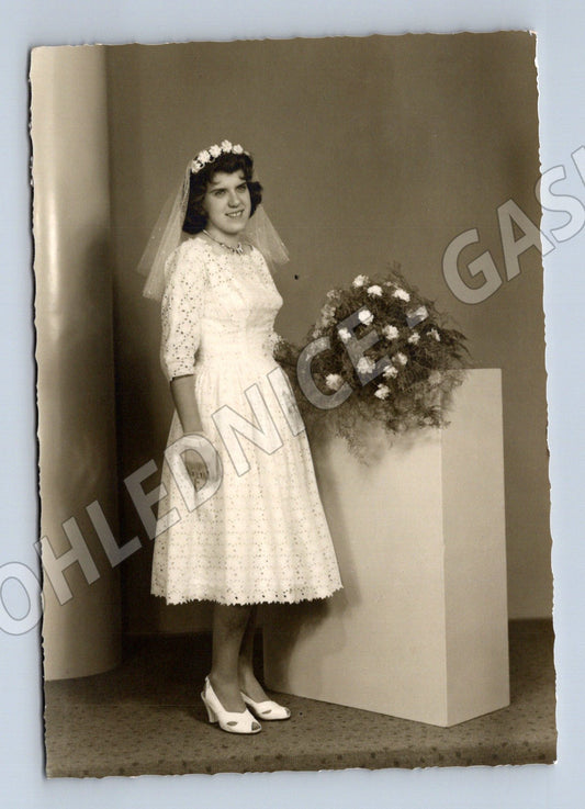 Pohlednice dívka bílé šaty portrét (M18382)