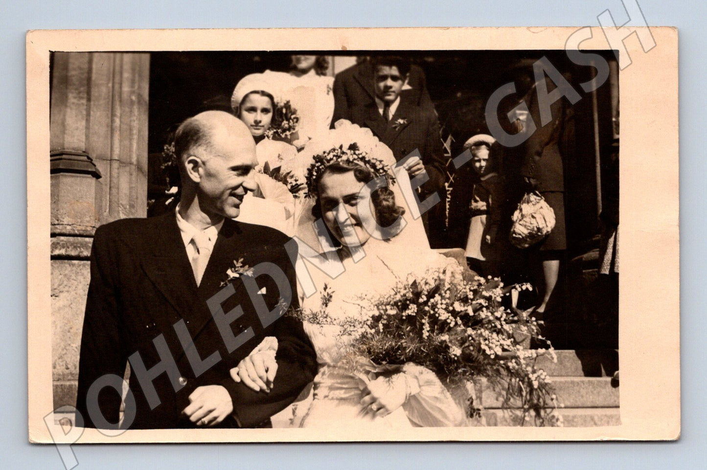 Pohlednice svatební novomanželé a hosté (M18393)