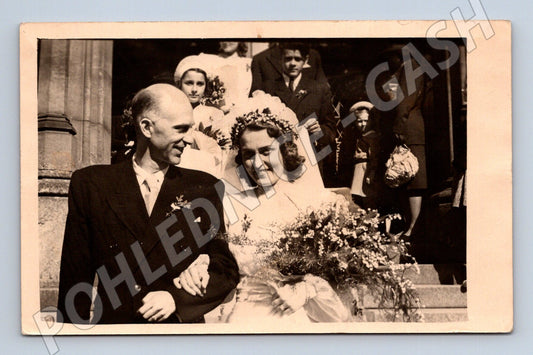 Pohlednice svatební novomanželé a hosté (M18393)