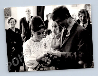 Pohlednice svatba výměna prstenů čb (M18412)