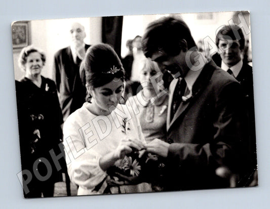 Pohlednice svatba výměna prstenů čb (M18412)