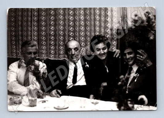 Pohlednice společenské setkání čtyři osoby (M18417)