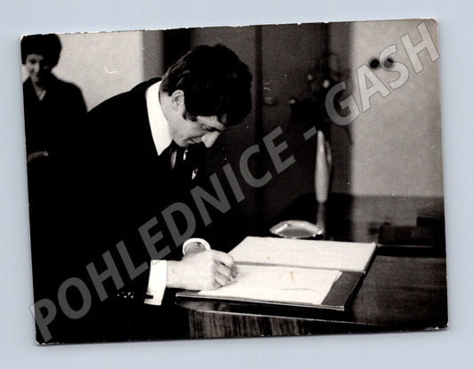 Pohlednice muž při podpisu historická foto (M18420)