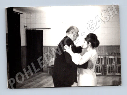 Pohlednice tančící pár společenský sál (M18423)