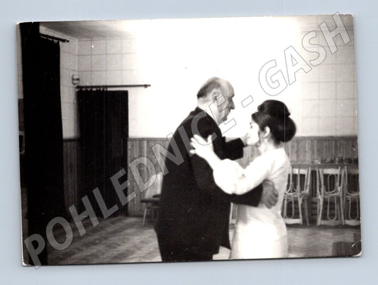 Pohlednice tančící pár společenský sál (M18423)