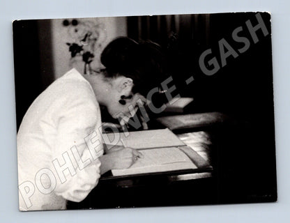 Pohlednice žena podepisuje dokument čb (M18429)