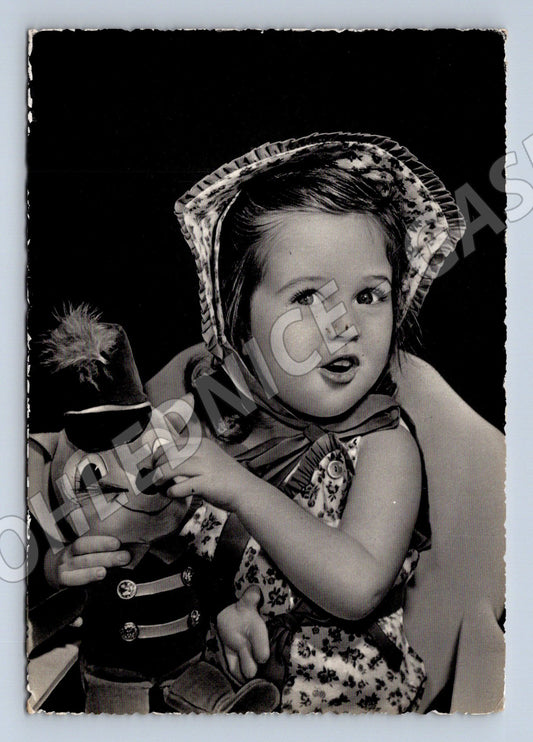Pohlednice čb portrét dívky s hračkou Itálie 1957 (M18434)