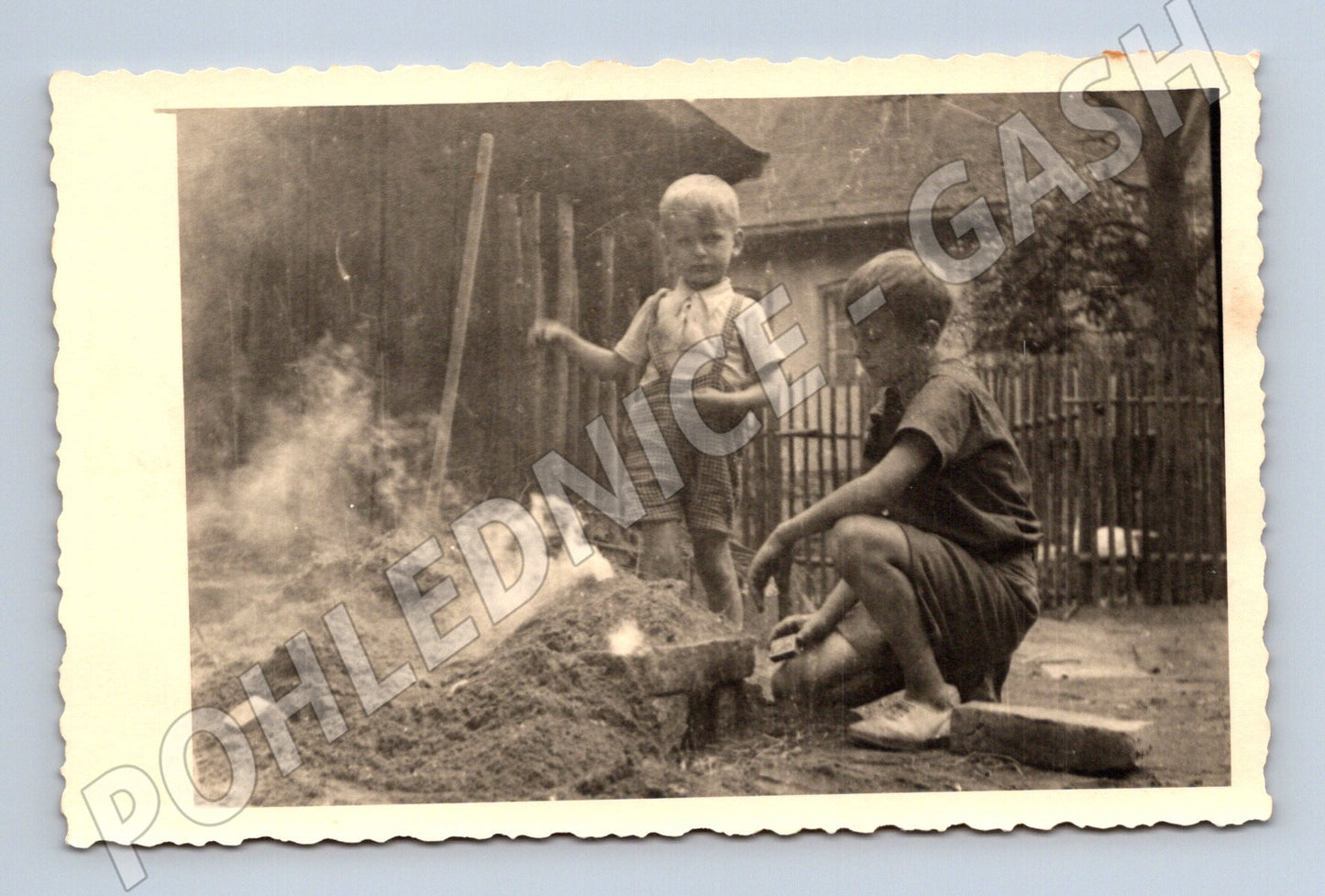 Pohlednice děti u ohniště Český Kostelec do 1950 (M18441)