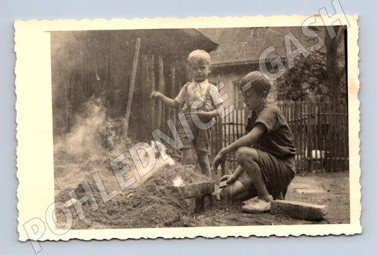 Pohlednice děti u ohniště Český Kostelec do 1950 (M18441)