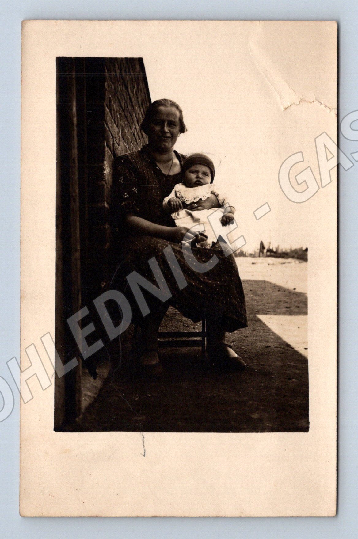 Pohlednice etnografie žena a dítě u domu Radnice (M18445)