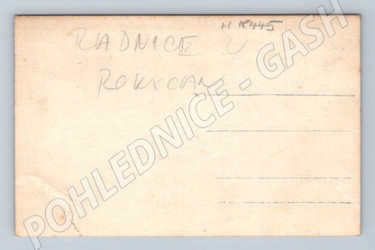 Pohlednice etnografie žena a dítě u domu Radnice (M18445)